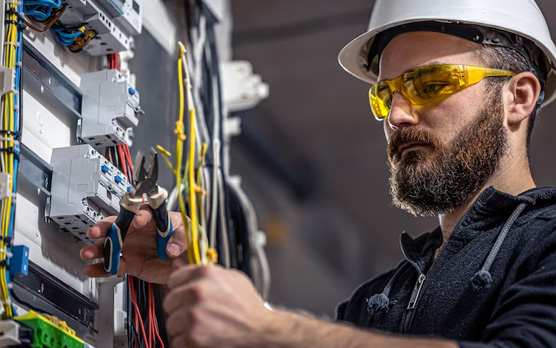 Instalación eléctrica profesional realizada por técnicos certificados de R&R Multiservicios en Málaga